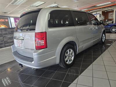 2010 Chrysler Town & Country Touring 4DR MINI-VAN   - Photo 4 - Hamilton, OH 45015