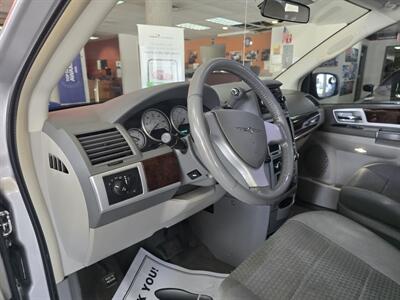 2010 Chrysler Town & Country Touring 4DR MINI-VAN   - Photo 8 - Hamilton, OH 45015