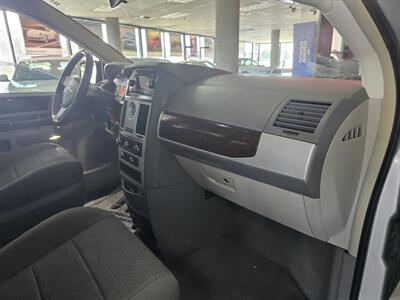 2010 Chrysler Town & Country Touring 4DR MINI-VAN   - Photo 13 - Hamilton, OH 45015