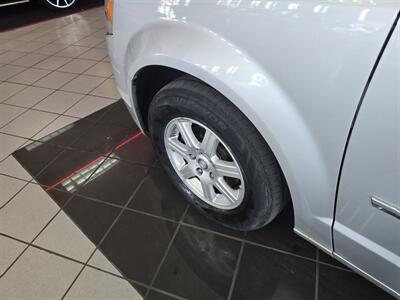 2010 Chrysler Town & Country Touring 4DR MINI-VAN   - Photo 32 - Hamilton, OH 45015