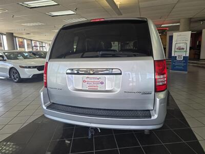 2010 Chrysler Town & Country Touring 4DR MINI-VAN   - Photo 5 - Hamilton, OH 45015