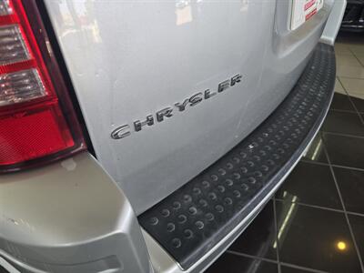2010 Chrysler Town & Country Touring 4DR MINI-VAN   - Photo 28 - Hamilton, OH 45015