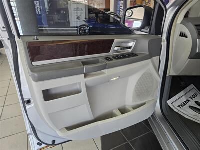 2010 Chrysler Town & Country Touring 4DR MINI-VAN   - Photo 7 - Hamilton, OH 45015