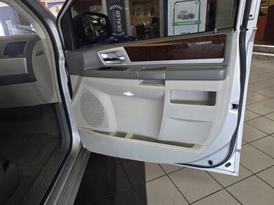 2010 Chrysler Town & Country Touring 4DR MINI-VAN   - Photo 12 - Hamilton, OH 45015