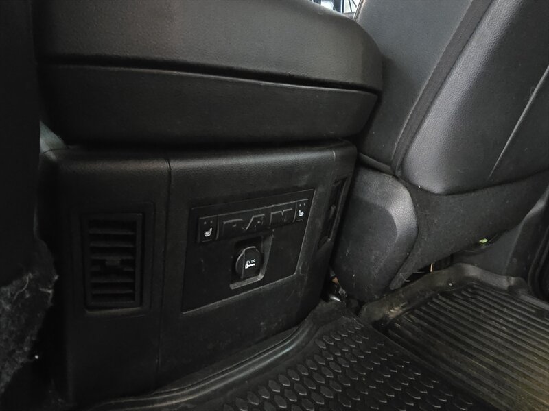 2015 RAM 1500 Laramie CREW CAB 4X4/V8 - Photo 12 - Hamilton, OH 45015
