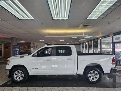 2024 RAM 1500 Laramie CREW CAB/HEMI   - Photo 2 - Hamilton, OH 45015