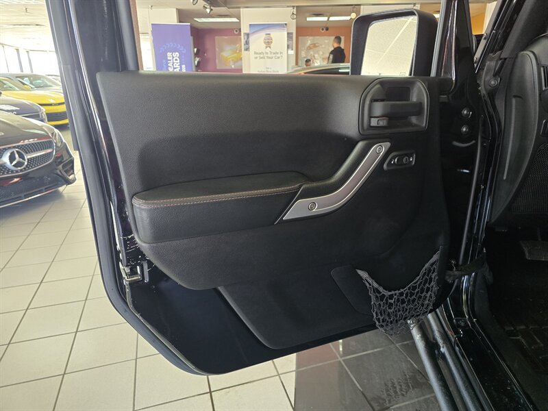 2013 Jeep Wrangler UNLIMITED RUBICON 4DR SUV 4X4/10TH ANNIVERSARY - Photo 8 - Hamilton, OH 45015