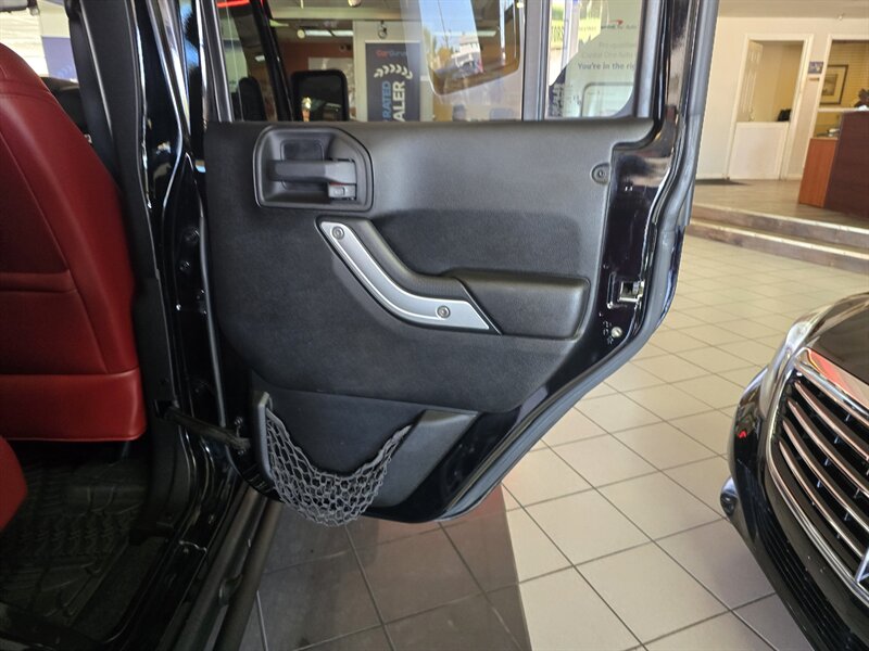 2013 Jeep Wrangler UNLIMITED RUBICON 4DR SUV 4X4/10TH ANNIVERSARY - Photo 16 - Hamilton, OH 45015