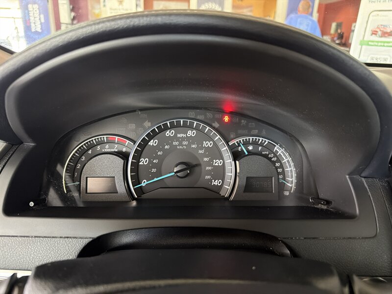 2012 Toyota Camry XLE 4DR SEDAN - Photo 11 - Hamilton, OH 45015