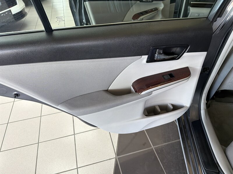 2012 Toyota Camry XLE 4DR SEDAN - Photo 21 - Hamilton, OH 45015