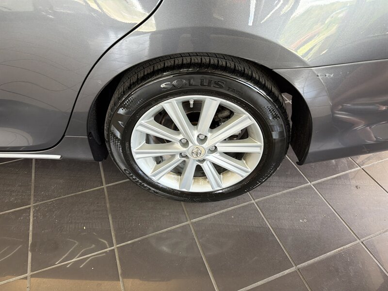 2012 Toyota Camry XLE 4DR SEDAN - Photo 30 - Hamilton, OH 45015