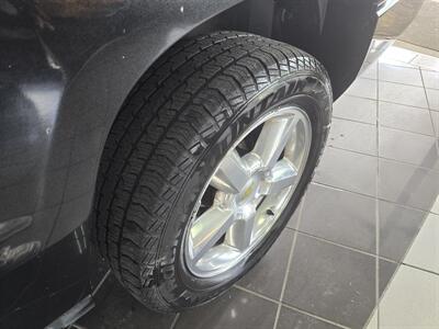 2011 Chevrolet Suburban LTZ  4DR SUV 4WD   - Photo 32 - Hamilton, OH 45015