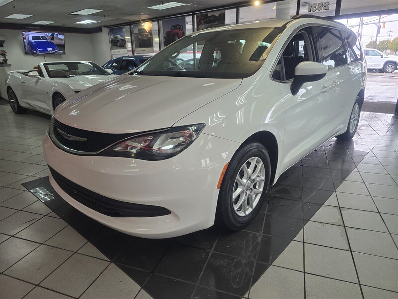 2020 Chrysler Voyager LXi 4DR MINI-VAN   - Photo 1 - Hamilton, OH 45015