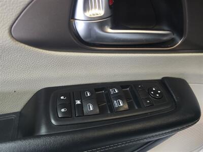 2020 Chrysler Voyager LXi 4DR MINI-VAN   - Photo 16 - Hamilton, OH 45015
