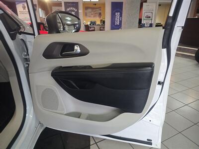 2020 Chrysler Voyager LXi 4DR MINI-VAN   - Photo 11 - Hamilton, OH 45015