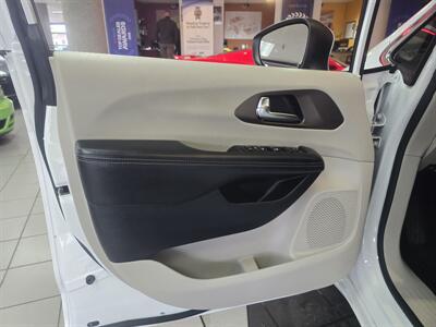 2020 Chrysler Voyager LXi 4DR MINI-VAN   - Photo 7 - Hamilton, OH 45015