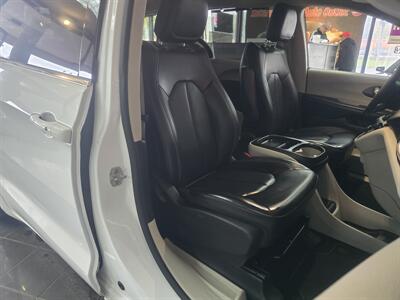 2020 Chrysler Voyager LXi 4DR MINI-VAN   - Photo 12 - Hamilton, OH 45015