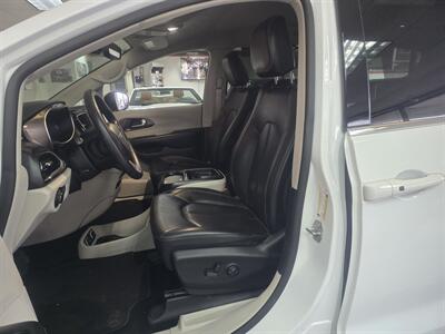 2020 Chrysler Voyager LXi 4DR MINI-VAN   - Photo 9 - Hamilton, OH 45015
