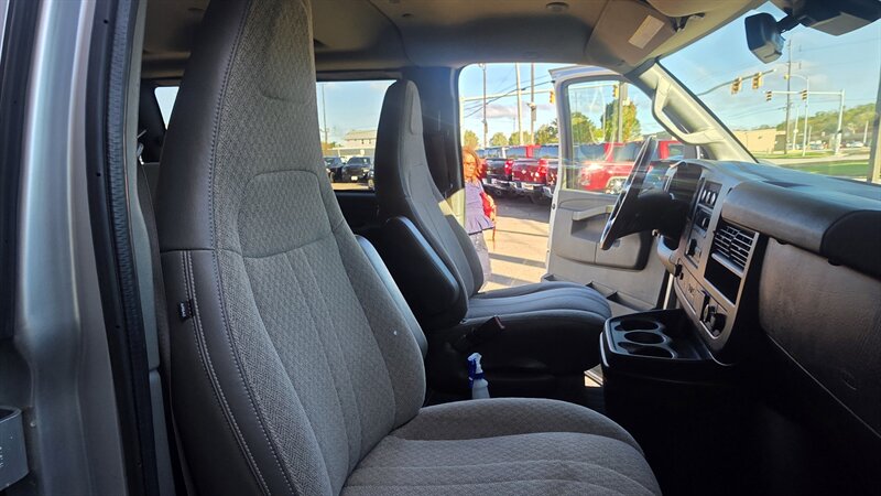 2019 Chevrolet Express LT 3500 3DR PASSENGER VAN - Photo 20 - Hamilton, OH 45015
