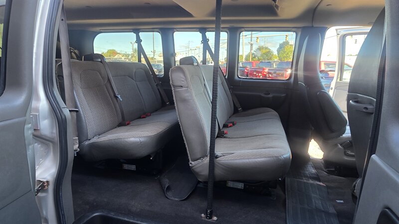 2019 Chevrolet Express LT 3500 3DR PASSENGER VAN - Photo 23 - Hamilton, OH 45015