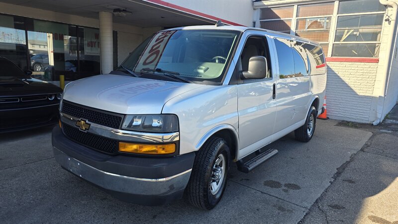 2019 Chevrolet Express LT 3500 3DR PASSENGER VAN - Photo 2 - Hamilton, OH 45015