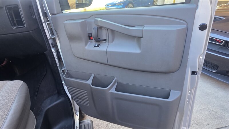 2019 Chevrolet Express LT 3500 3DR PASSENGER VAN - Photo 22 - Hamilton, OH 45015