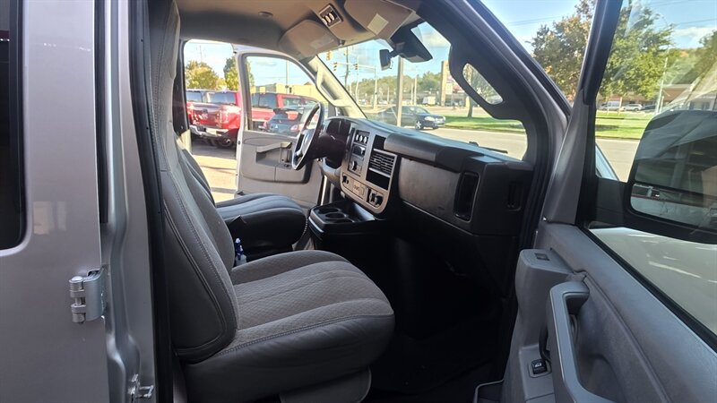 2019 Chevrolet Express LT 3500 3DR PASSENGER VAN - Photo 19 - Hamilton, OH 45015