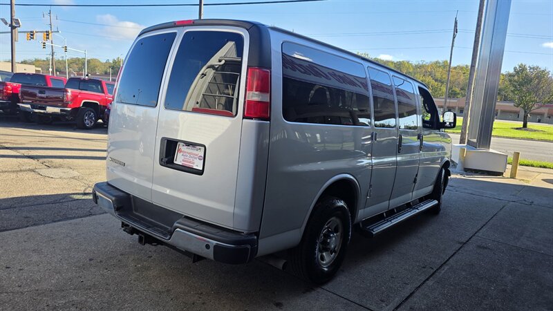 2019 Chevrolet Express LT 3500 3DR PASSENGER VAN - Photo 6 - Hamilton, OH 45015