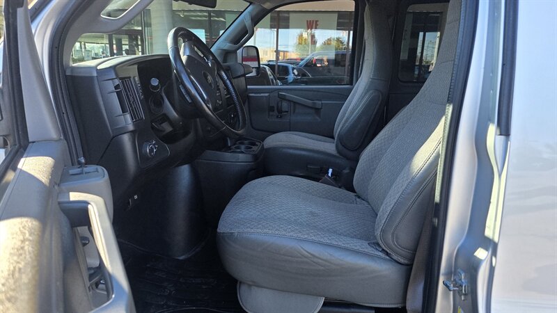2019 Chevrolet Express LT 3500 3DR PASSENGER VAN - Photo 9 - Hamilton, OH 45015