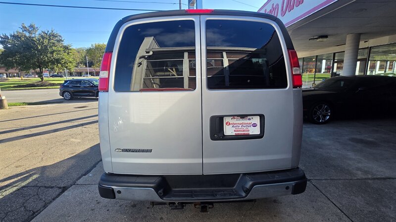 2019 Chevrolet Express LT 3500 3DR PASSENGER VAN - Photo 7 - Hamilton, OH 45015