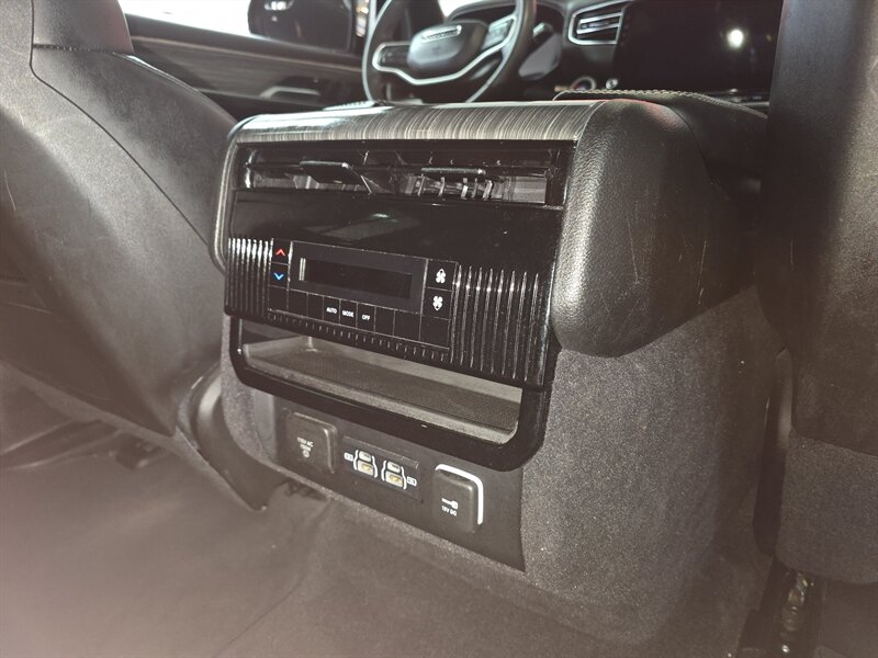 2023 Jeep Wagoneer L Series II 4DR SUV 4X4 - Photo 19 - Hamilton, OH 45015