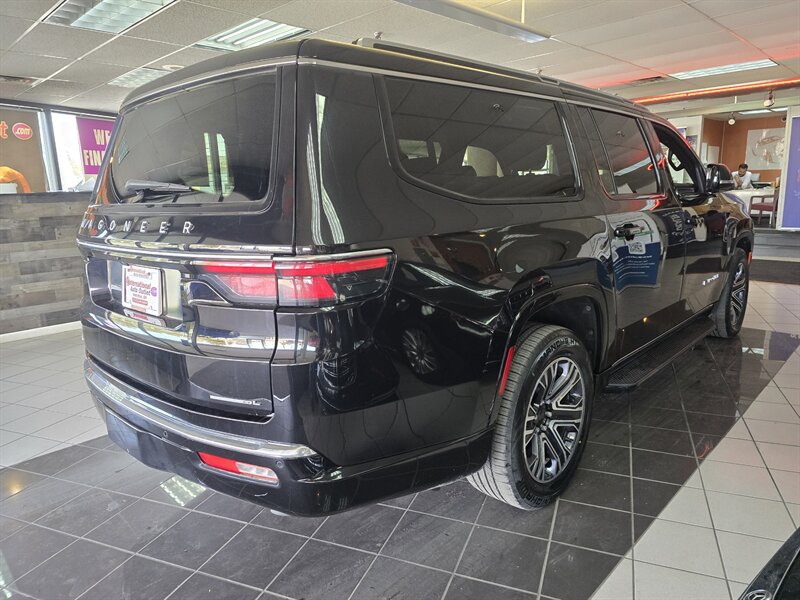 2023 Jeep Wagoneer L Series II 4DR SUV 4X4 - Photo 4 - Hamilton, OH 45015
