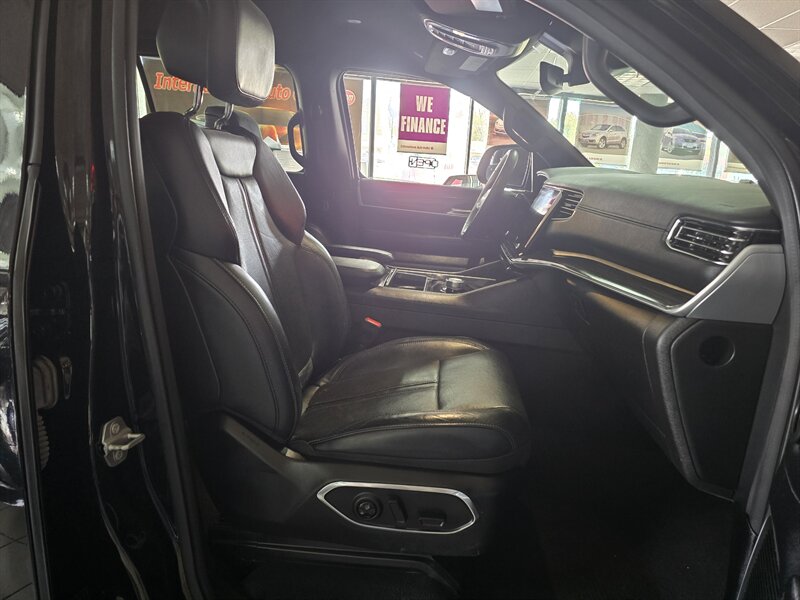 2023 Jeep Wagoneer L Series II 4DR SUV 4X4 - Photo 16 - Hamilton, OH 45015