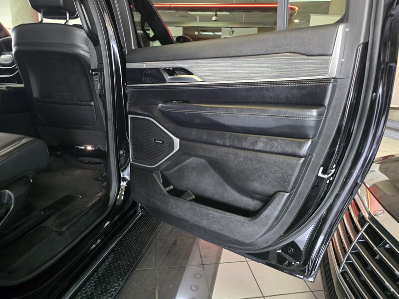 2023 Jeep Wagoneer L Series II 4DR SUV 4X4 - Photo 15 - Hamilton, OH 45015
