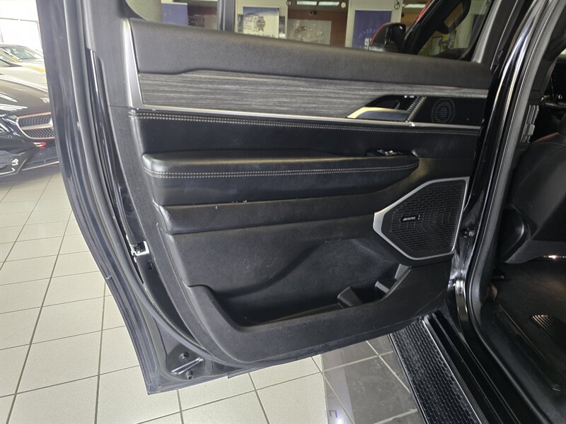 2023 Jeep Wagoneer L Series II 4DR SUV 4X4 - Photo 8 - Hamilton, OH 45015