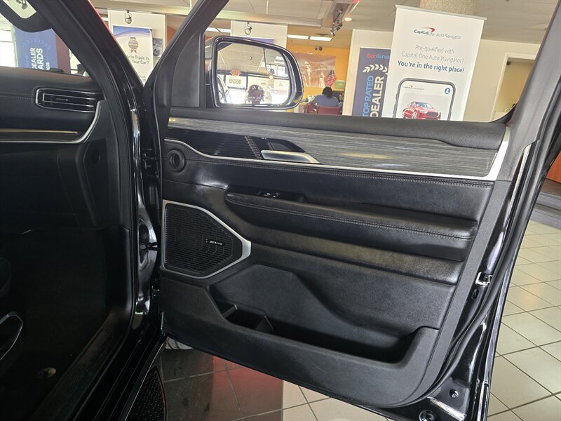 2023 Jeep Wagoneer L Series II 4DR SUV 4X4 - Photo 12 - Hamilton, OH 45015