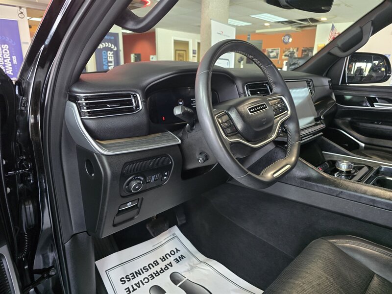 2023 Jeep Wagoneer L Series II 4DR SUV 4X4 - Photo 10 - Hamilton, OH 45015