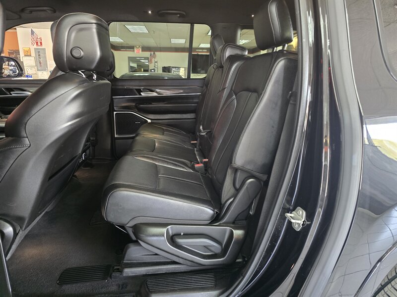 2023 Jeep Wagoneer L Series II 4DR SUV 4X4 - Photo 14 - Hamilton, OH 45015