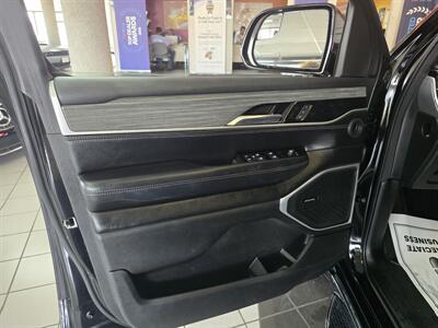 2023 Jeep Wagoneer L Series II 4DR SUV 4X4 - Photo 6 - Hamilton, OH 45015