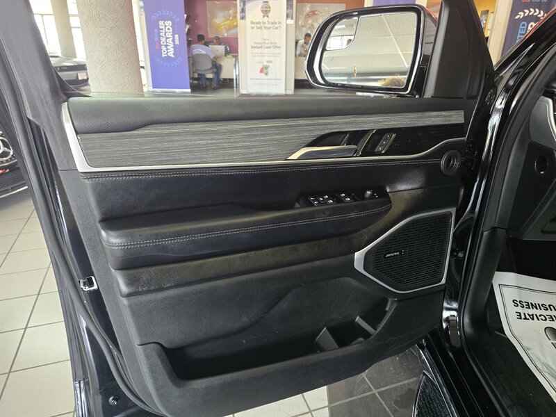 2023 Jeep Wagoneer L Series II 4DR SUV 4X4 - Photo 6 - Hamilton, OH 45015