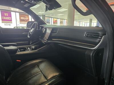 2023 Jeep Wagoneer L Series II 4DR SUV 4X4 - Photo 17 - Hamilton, OH 45015