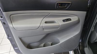 2015 Toyota Tacoma V6   - Photo 21 - Hamilton, OH 45015