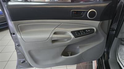 2015 Toyota Tacoma V6   - Photo 19 - Hamilton, OH 45015