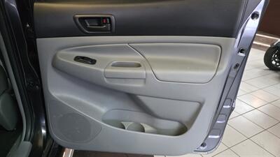 2015 Toyota Tacoma V6   - Photo 23 - Hamilton, OH 45015