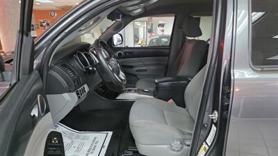 2015 Toyota Tacoma V6   - Photo 9 - Hamilton, OH 45015