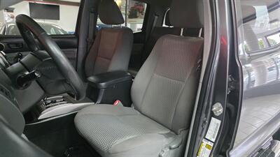 2015 Toyota Tacoma V6   - Photo 10 - Hamilton, OH 45015