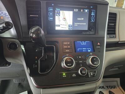 2017 Toyota Sienna XLE 7-Passenger 4DR MINI-VAN   - Photo 23 - Hamilton, OH 45015