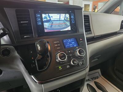 2017 Toyota Sienna XLE 7-Passenger 4DR MINI-VAN   - Photo 19 - Hamilton, OH 45015