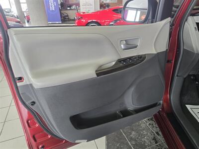 2017 Toyota Sienna XLE 7-Passenger 4DR MINI-VAN   - Photo 7 - Hamilton, OH 45015