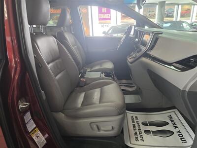 2017 Toyota Sienna XLE 7-Passenger 4DR MINI-VAN   - Photo 14 - Hamilton, OH 45015